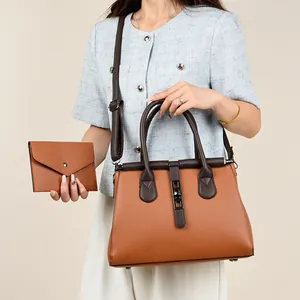 Set borsa a mano da donna in pelle martellata marrone con borsa a tracolla e pochette abbinata