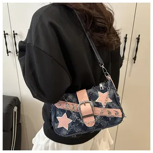 Détail du sac à épaule Y2K en denim avec lanières en cuir rose et chaîne