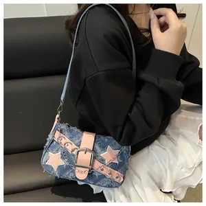Détail du sac d'épaule Y2K en denim avec garniture en cuir rose et détails de chaîne