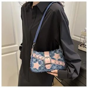 Détail du sac Y2K en denim avec étoiles roses et finitions en chaîne métallique