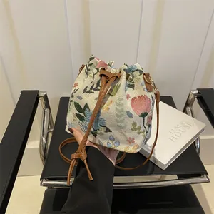 Secchiello vintage in jacquard floreale con tracolla regolabile in pelle marrone moda