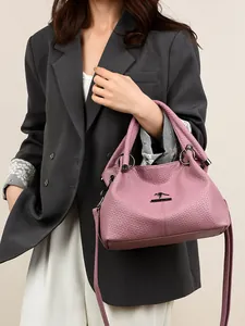 Borsa a mano rosa cipria in pelle martellata con logo a canguro e tracolla sottile