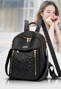 Dettaglio dello zaino trapuntato nero classico in nylon impermeabile con cerniere dorate
