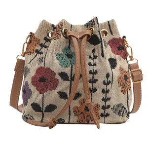 Borsa a secchiello etnica con ricami floreali in cotone lino e tracolla in pelle regolabile