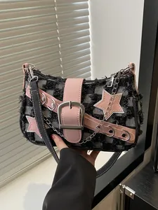 Sac bandoulière en denim avec étoiles, lanières roses et détails à franges usés