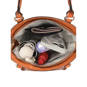 Borsa arancione lucida in pelle con ampio spazio per cellulare e ombrello pieghevole