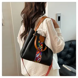 Borsa tote nera con manici marroni e tracolla colorata con motivi etnici geometrici