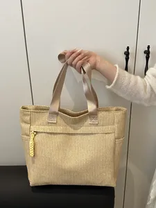 Grote beige geweven shopper met zijzakken en gele hanger voor dagelijks gebruik