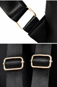 Dettaglio macro dello zaino in nylon nero con fibbia dorata e tracolla regolabile resistente
