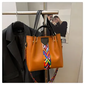 Borsa tote marrone in finta pelle con tracolla colorata a motivi geometrici