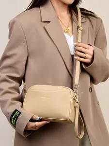 Borsa a tracolla beige da donna con trama a grana di litchi e finiture dorate eleganti