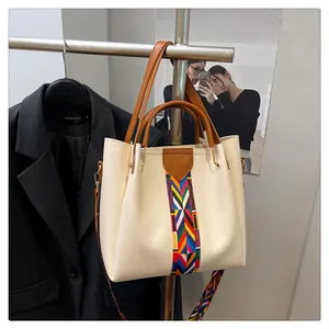 Dettaglio borsa in pelle PU bianco avorio con tracolla etnica e finiture dorate