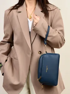 Borsa a tracolla blu navy in pelle a grana con doppia cerniera in metallo dorato