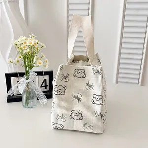 Detail der weißen Cord-Lunchtasche mit Bären-Motiv und sicherem Reißverschluss