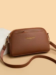 Elegante borsa a tracolla in pelle martellata marrone con doppi scomparti e zip dorate
