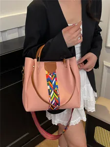 Borsa tote in pelle PU rosa con strisce etniche e manici marroni per le donne
