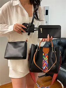 Set di 4 borse in pelle nera con ampia tracolla in stile etnico e dettagli dorati