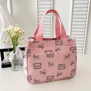 Detail der rosa Cord-Lunchtasche mit Bärenmustern und robusten Gurtband-Tragegriffen