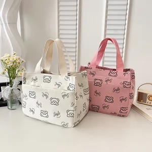 Detail der Cord-Tragetaschen in Creme und Rosa mit Bärenprints und Außentasche
