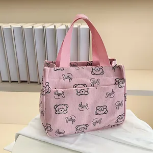Detailansicht der rosa Cord-Handtasche mit Cartoon-Bär und Smile-Stickerei für Frauen