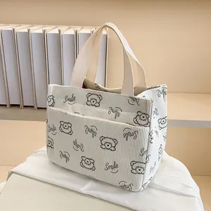 Detail der Cord-Tragetasche mit Bärenmuster und Smile-Schriftzug für Damen