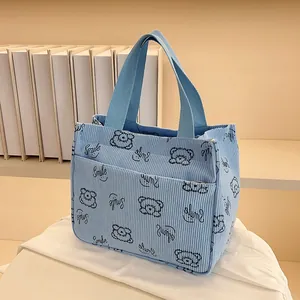 Detail der blauen Cord-Tragetasche mit Bärenmuster und einer praktischen Vordertasche