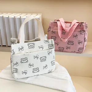 Details von Cord-Tragetaschen mit Bärendruck und Smile-Text in Weiß und Rosa