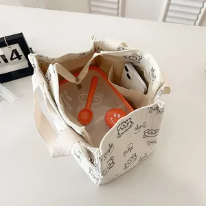 Innenansicht der Cord-Tasche mit Bärenmuster zeigt Platz für Brotdose und Smartphone