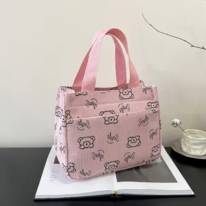 Detaillierte Textur der rosa Cord-Tragetasche mit süßem Bären-Cartoon und Smile-Aufdruck