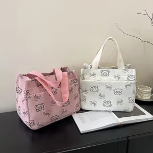 Detailansicht der rosa und weißen Cord-Taschen mit Bärenprint und stabilen Griffen