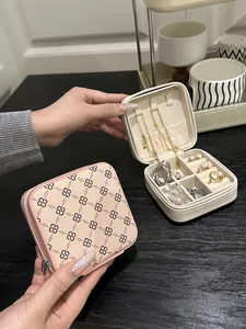 Tragbare quadratische Schmuckschatulle für Ringe und Ketten mit Blumenmuster
