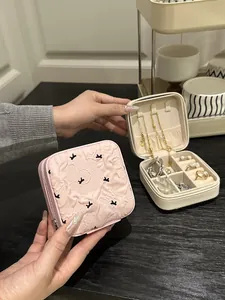 Tragbare Schmuckschatulle mit Stickerei, Halskettenhaken und Ringfächern in Rosa und Weiß