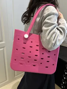 Detailansicht der pinkfarbenen EVA-Strandtasche mit atmungsaktivem Lochmuster und Knöpfen