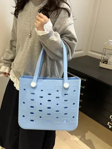 Lifestyle-Ansicht einer hellblauen perforierten EVA-Strandtasche für Damenreisen