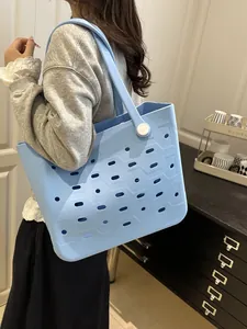 Seitenansicht der großen hellblauen EVA-Strandtasche mit runden Löchern und Wellenmuster