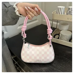 Detailansicht der rosa-weißen karierten Tasche mit geknotetem Seilgriff und Metallakzenten