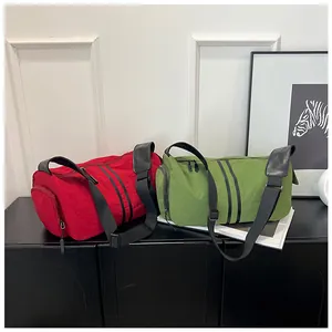 Detalle de bolsas de gimnasio de nailon rojo y verde con correas negras reforzadas