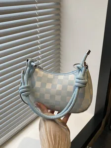 Hellblaue und weiße karierte Halbmond-Handtasche mit Knotengriff und Silber-Beschlägen