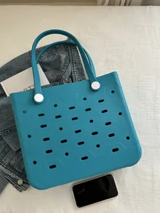 Detailstruktur der blauen EVA-Strandtasche mit Sechskantmuster und Löchern für die Reise