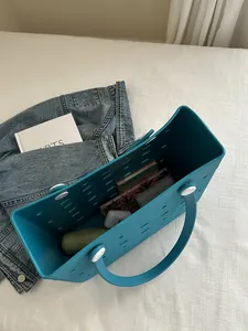 Makroaufnahme der großen dunkelblauen EVA-Strandtasche mit Stauraum für Reiseutensilien