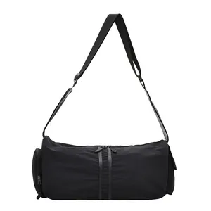 Detalle del bolso de viaje negro con doble cremallera frontal y tejido de nailon duradero