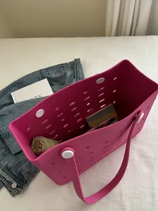 Makroaufnahme der rosa EVA-Strandtasche mit perforiertem Hohldesign und großem Fassungsvermögen