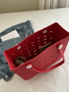 Makroaufnahme der roten EVA-Strandtasche mit Stauraum für Bücher und einen Sonnenschirm