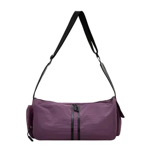 Bolsa de viaje minimalista de nailon ultraligero morado oscuro con correa negra