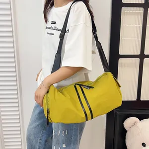 Bolso bandolera cilíndrico de nailon amarillo con correa negra ajustable para viajes