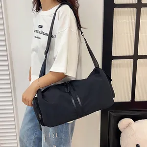 Bolso de viaje cilíndrico de nailon negro minimalista con correa ajustable para fitness y ocio