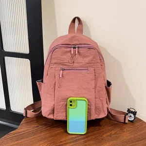 Dettaglio dello zaino casual in nylon rosa con tasche laterali e cerniere fluide