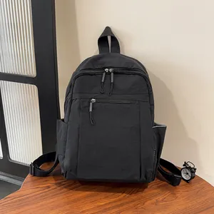 Dettaglio dello zaino in nylon impermeabile con tasche laterali e spallacci regolabili