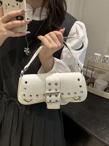 Borsa da Sottobraccio Punk Y2K con Rivetti per Donna Borsa a Tracolla Baguette in Pelle PU Lucida con Fibbia in Metallo Argento Occhielli Streetwear Borsa da Festa