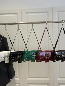 Borse baguette con borchie in cinque colori, finitura lucida e dettagli metallici punk